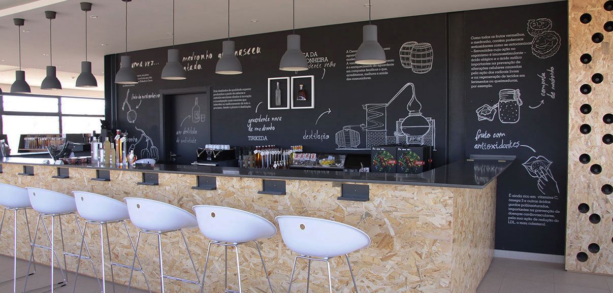 Фасады из VALCHROMAT в HoReCa  и полочки