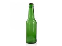 Фотограф пивных бутылок зеленых из стекла