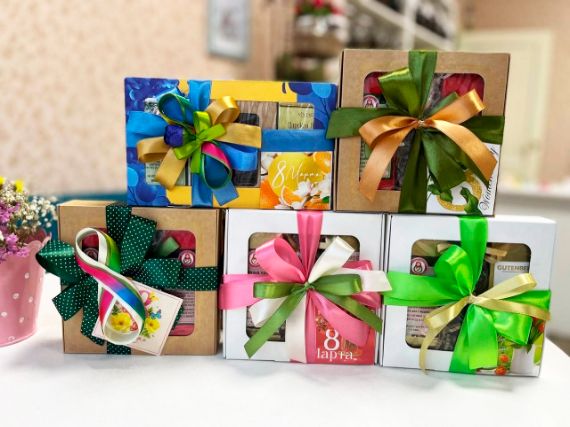 Наборы из чая и сладостей                                                                              Вы можете выбрать классический черный, зеленый чай, а также экзотические варианты, такие как чай с фруктами или специями Добавьте в подарок набор из разнообразных сладостей. Это могут быть шоколадные конфеты, нуга, фрукты и орехи в шоколаде Готовые подарки уже в наличии в наших магазинах                                                                                                 Стоимость от 500 руб