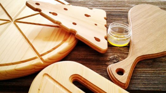 Нанесение льняного масла на дерево