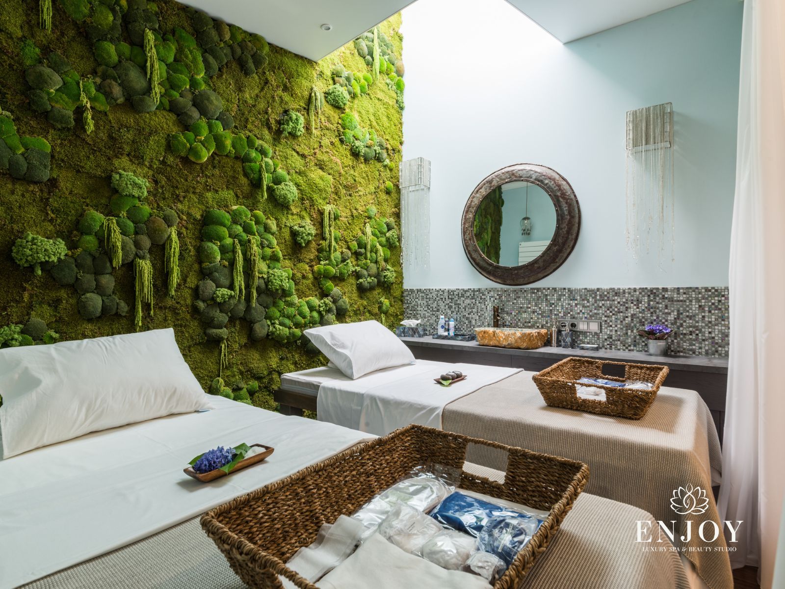 Спа для двоих — Enjoy Spa, Москва. Две массажные кушетки в премиум-интерьере