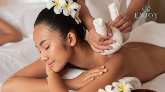 массаж травяными мешочками