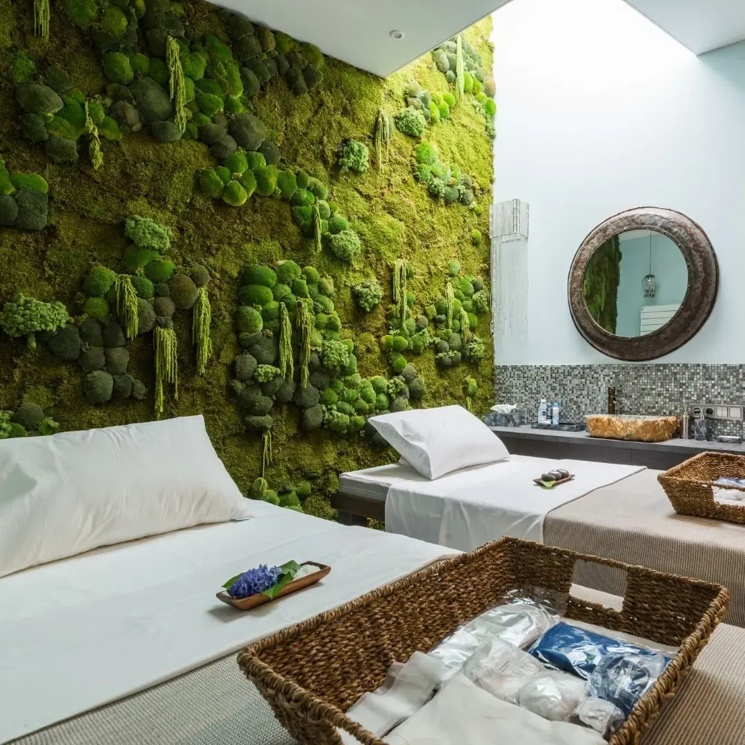 Зелёная мшистая стена в массажной комнате — Enjoy Spa
