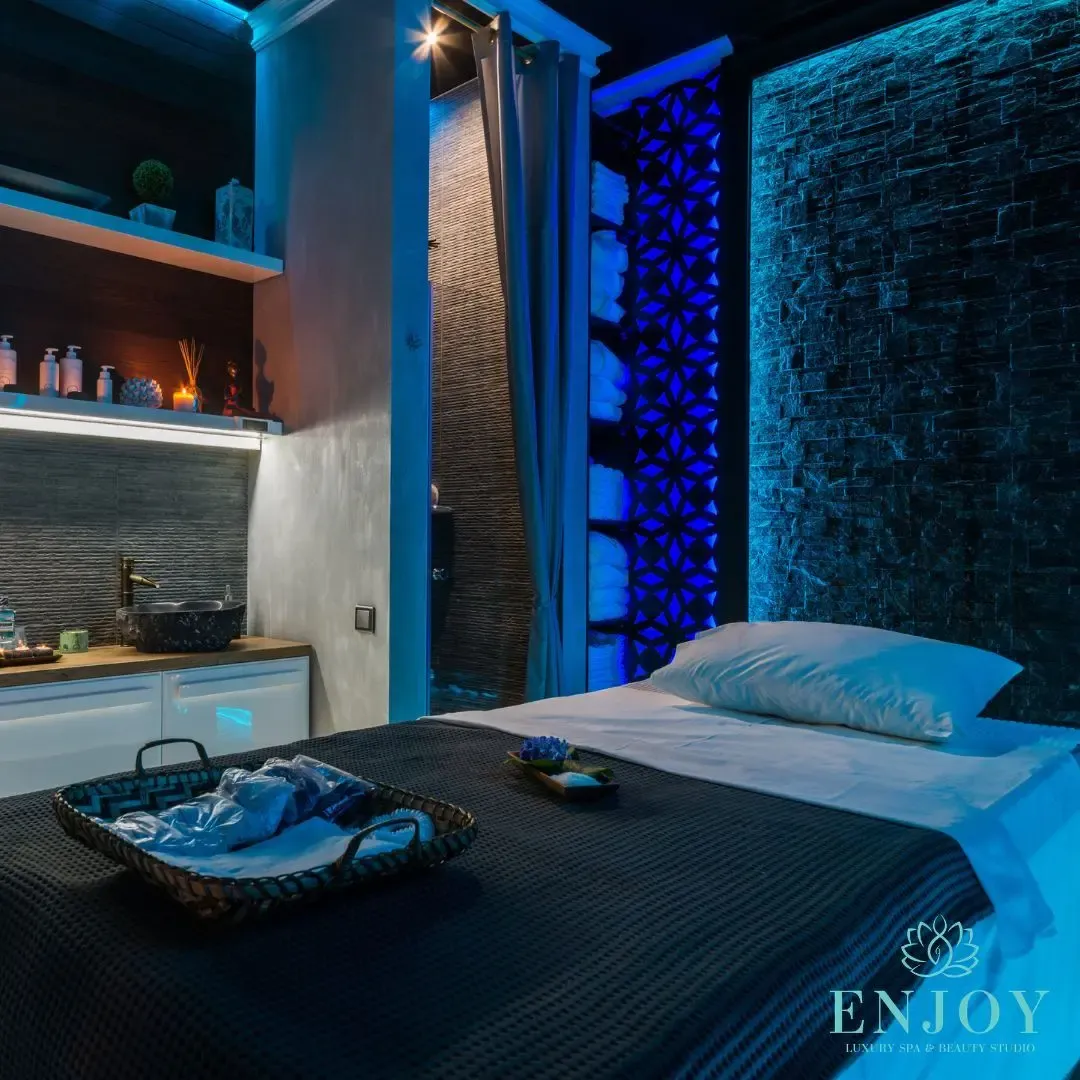 Массажная комната с синей подсветкой — Enjoy Spa, Москва
