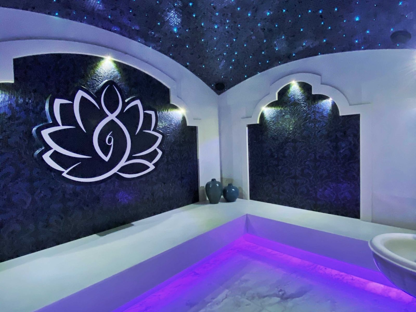 Турецкий хаммам из белого мрамора со звёздным небом в Enjoy Spa