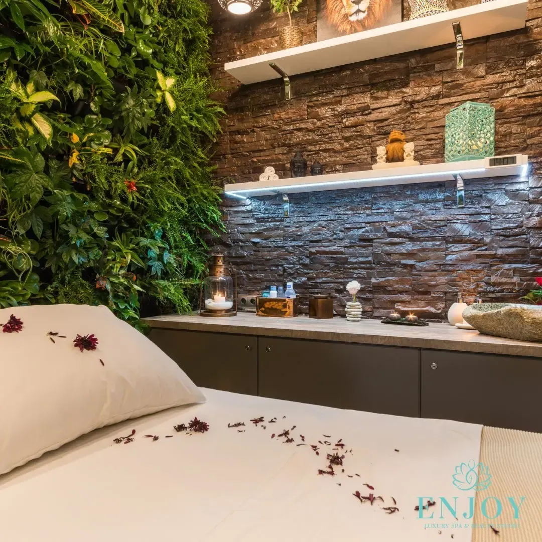 Каменный интерьер массажной комнаты с лепестками роз — Enjoy Spa