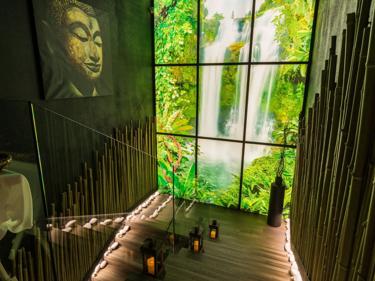 Парадная лестница и вход в спа-салон Enjoy Spa на проспекте Вернадского