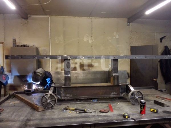 большой красивый стол на колесах trolley 19