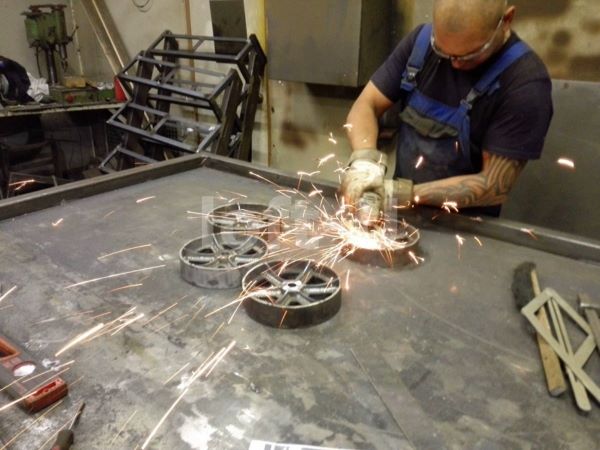 большой красивый стол на колесах trolley 15