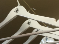 brendirovanie_veshalok