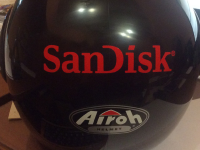 nanesenie_logotipa_na_shlem