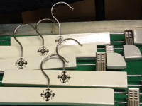 pechat_na_veshalkah_plechikah