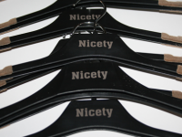 logotip_na_veshalkah