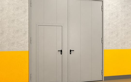 Распашные гаражные ворота из панелей с заполнением минеральной ватой