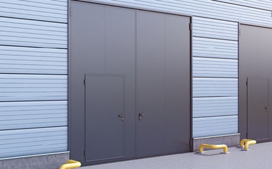 Распашные гаражные ворота в стальной раме с сэндвич-панелью