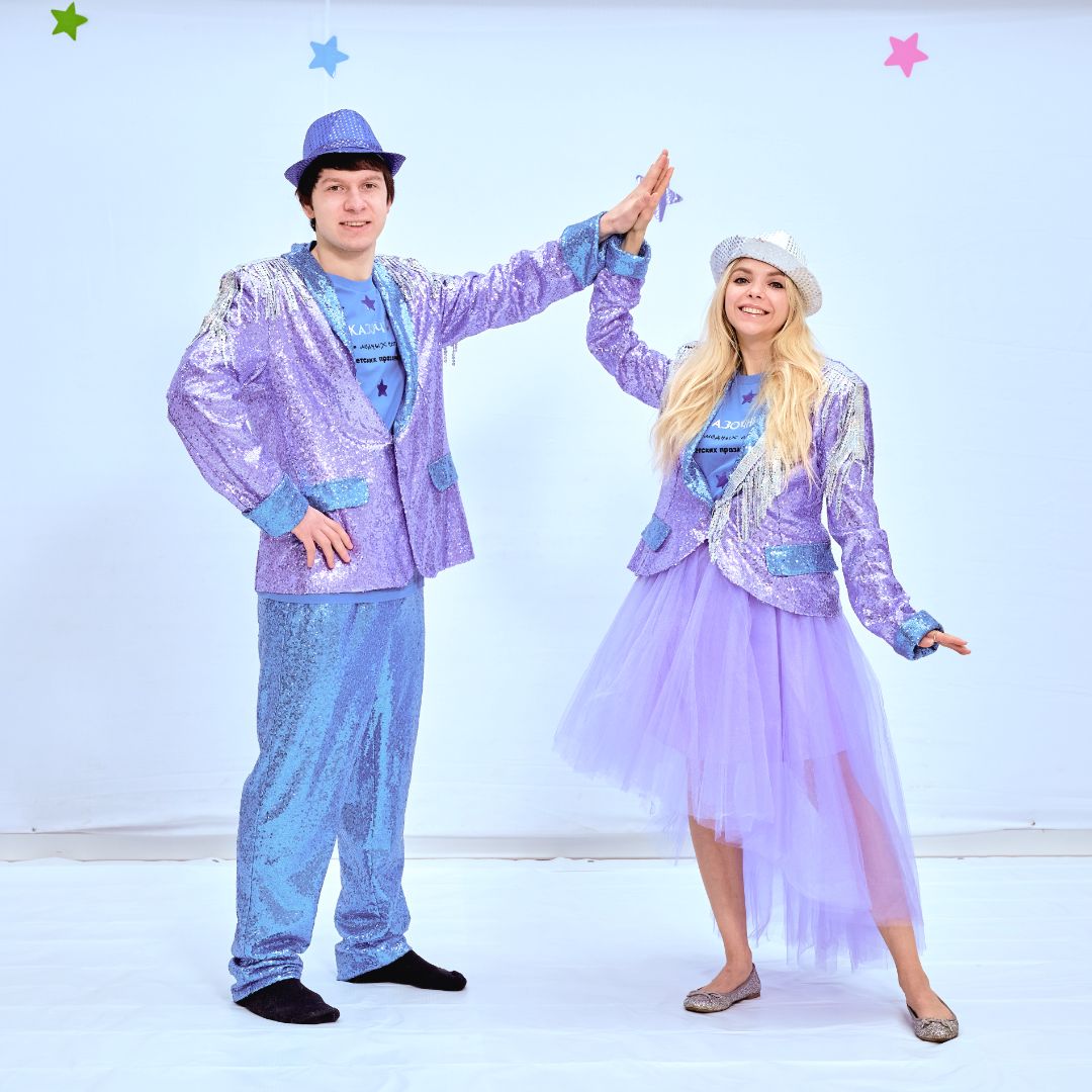 Ведущие в бренд костюмах (сиреневые пайетки)