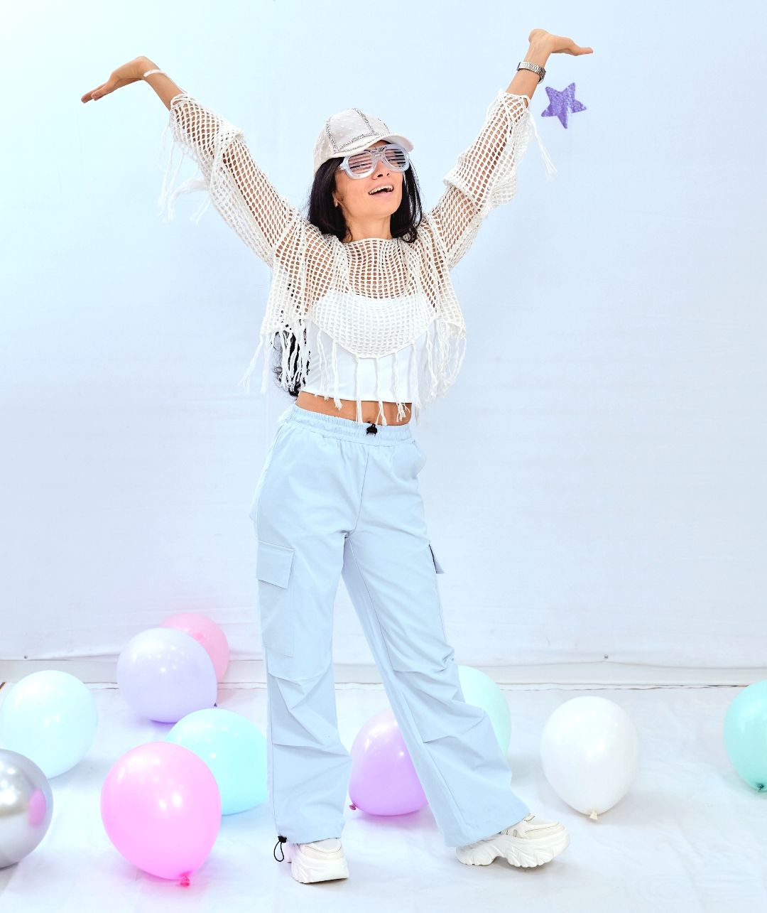 Ведущая №4 (голубые брюки, белый топ, бэйсболка)