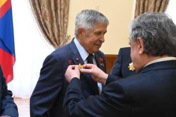 Награждение космонавта Виктора Савиных