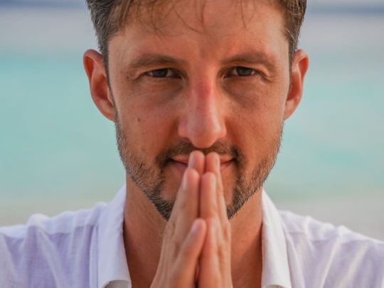 крупный план девушки смотрящей вверх