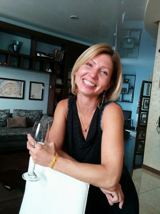 девушка с бокалом вина