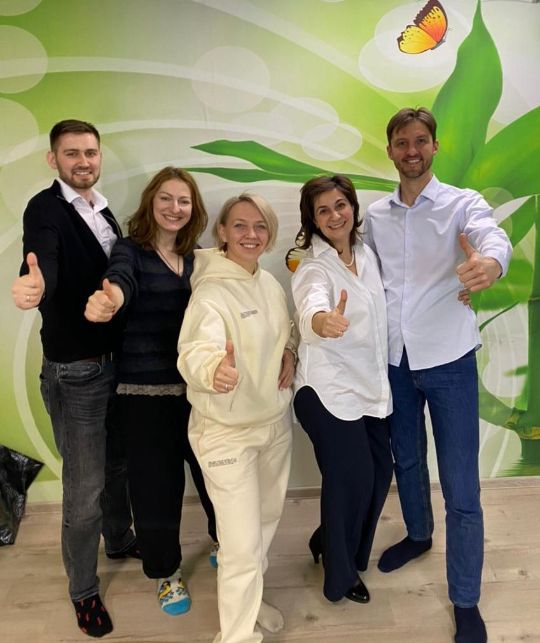 друзья обнялись за плечи на берегу