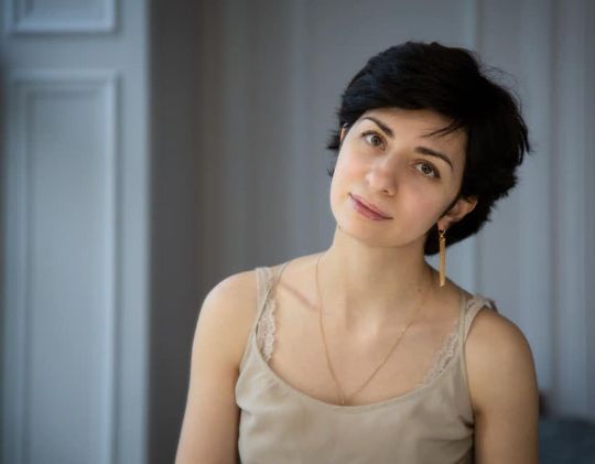 Девушка шатенка с темными глазами