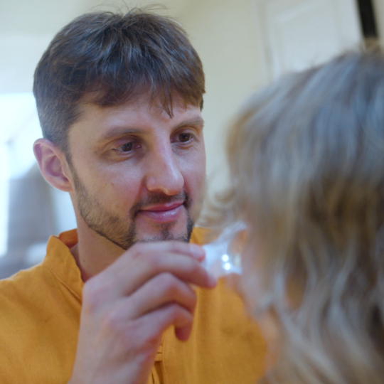 Мужчина, глаз, увеличительное стекло