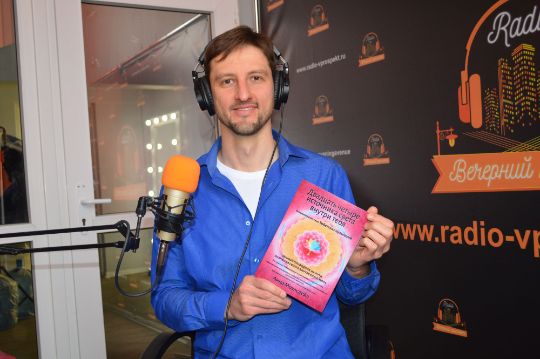 девушка с книгой на берегу озера