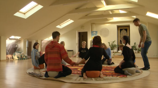 зал с вопросами