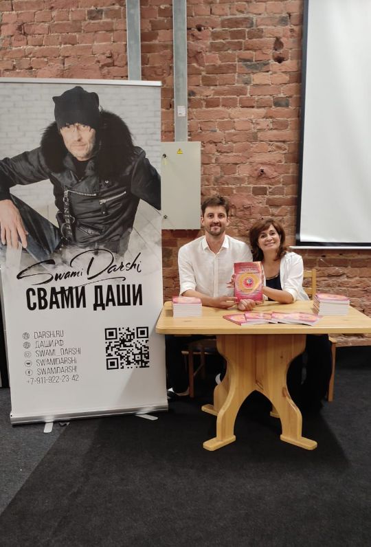 парень читает книгу