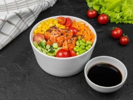 Поке с лососем, бобами эдамаме и овощами