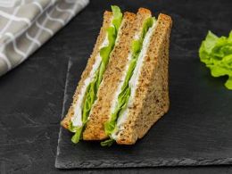 Сэндвич с курицей и соусом БлюЧиз