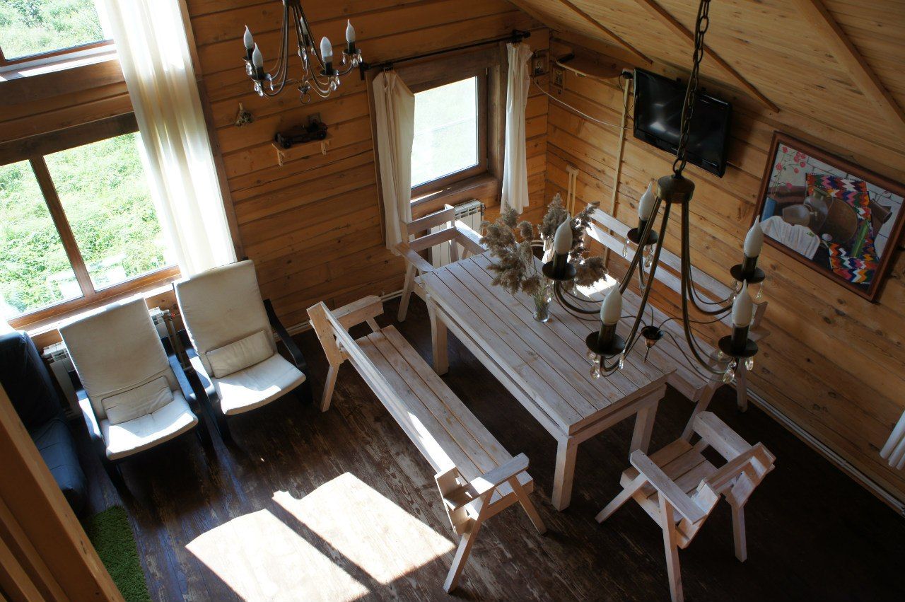 стол внутри дома