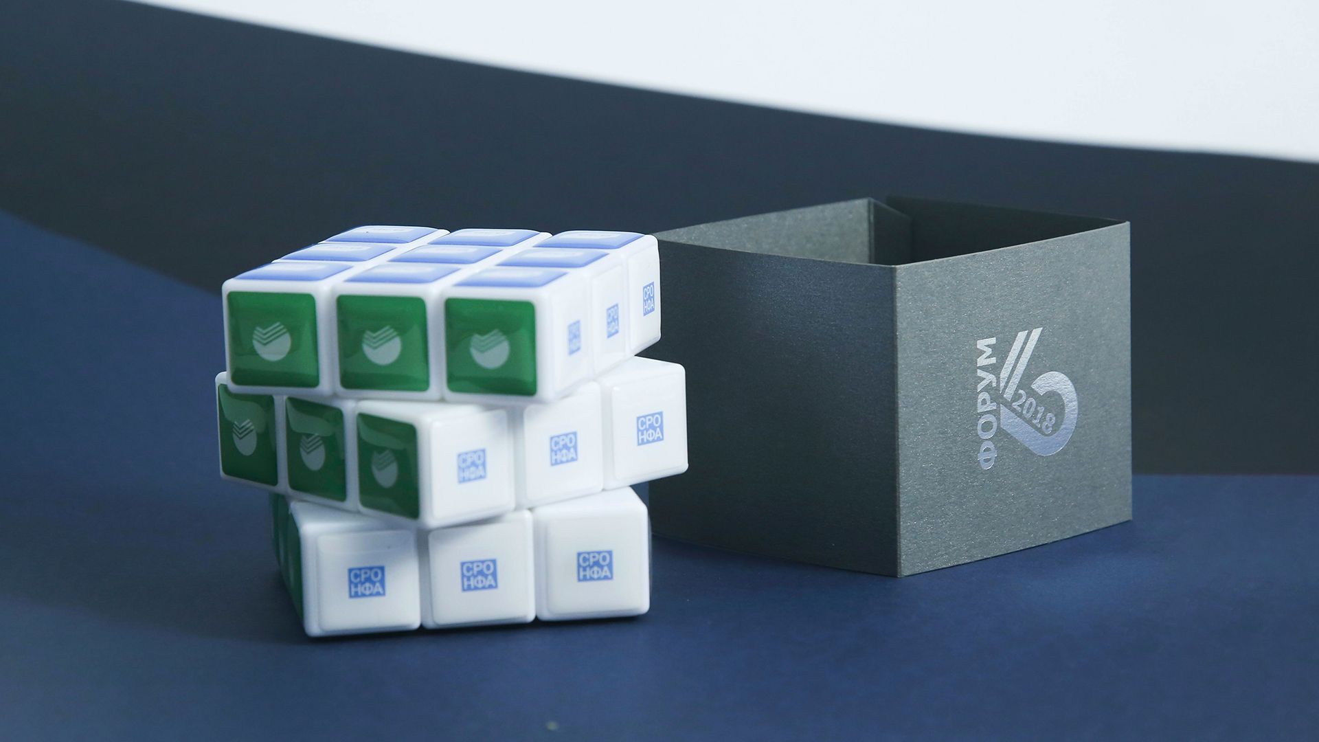Кубик рубика с лого