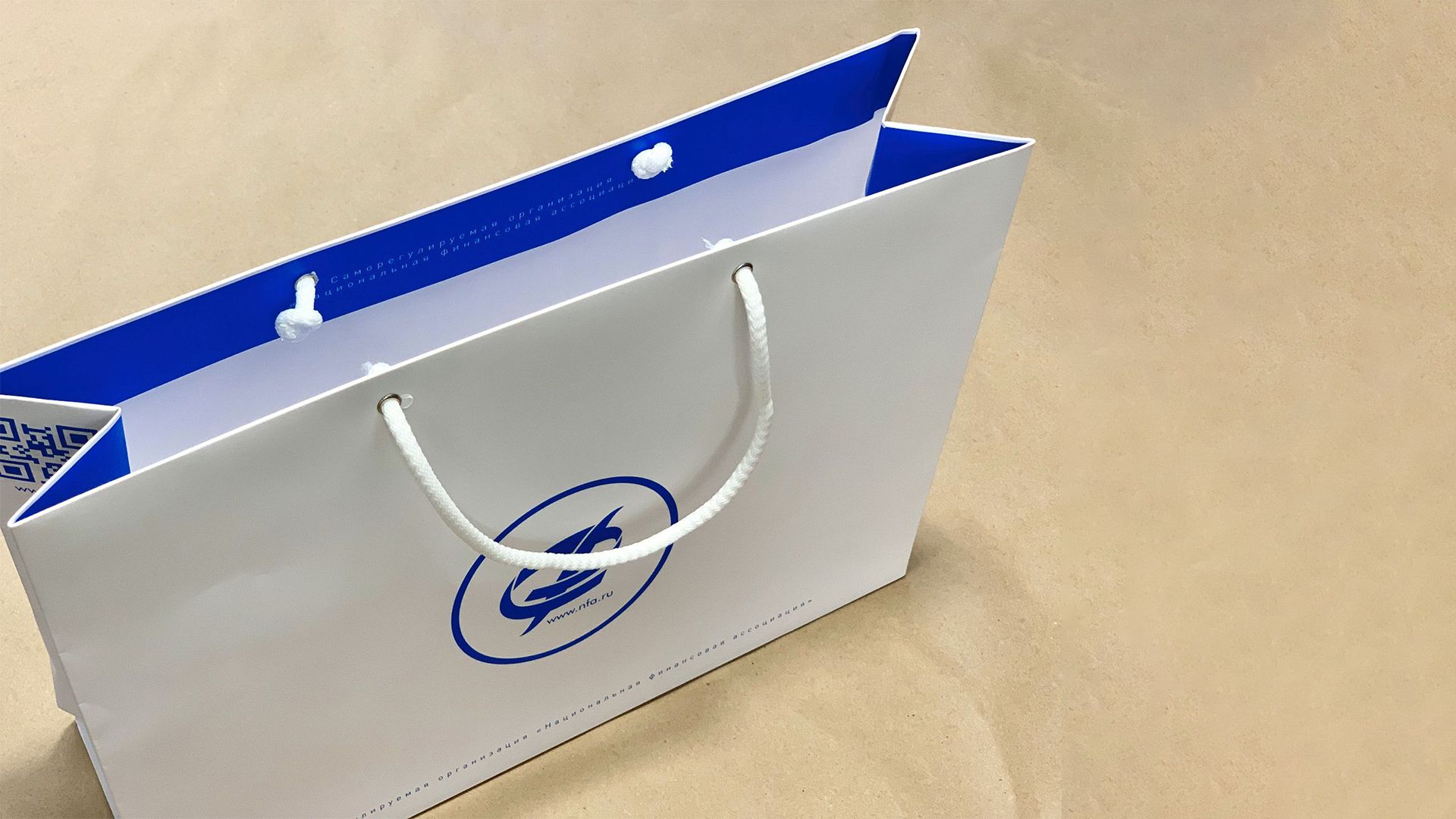 пакет с логотипом из ламинированной бумаги