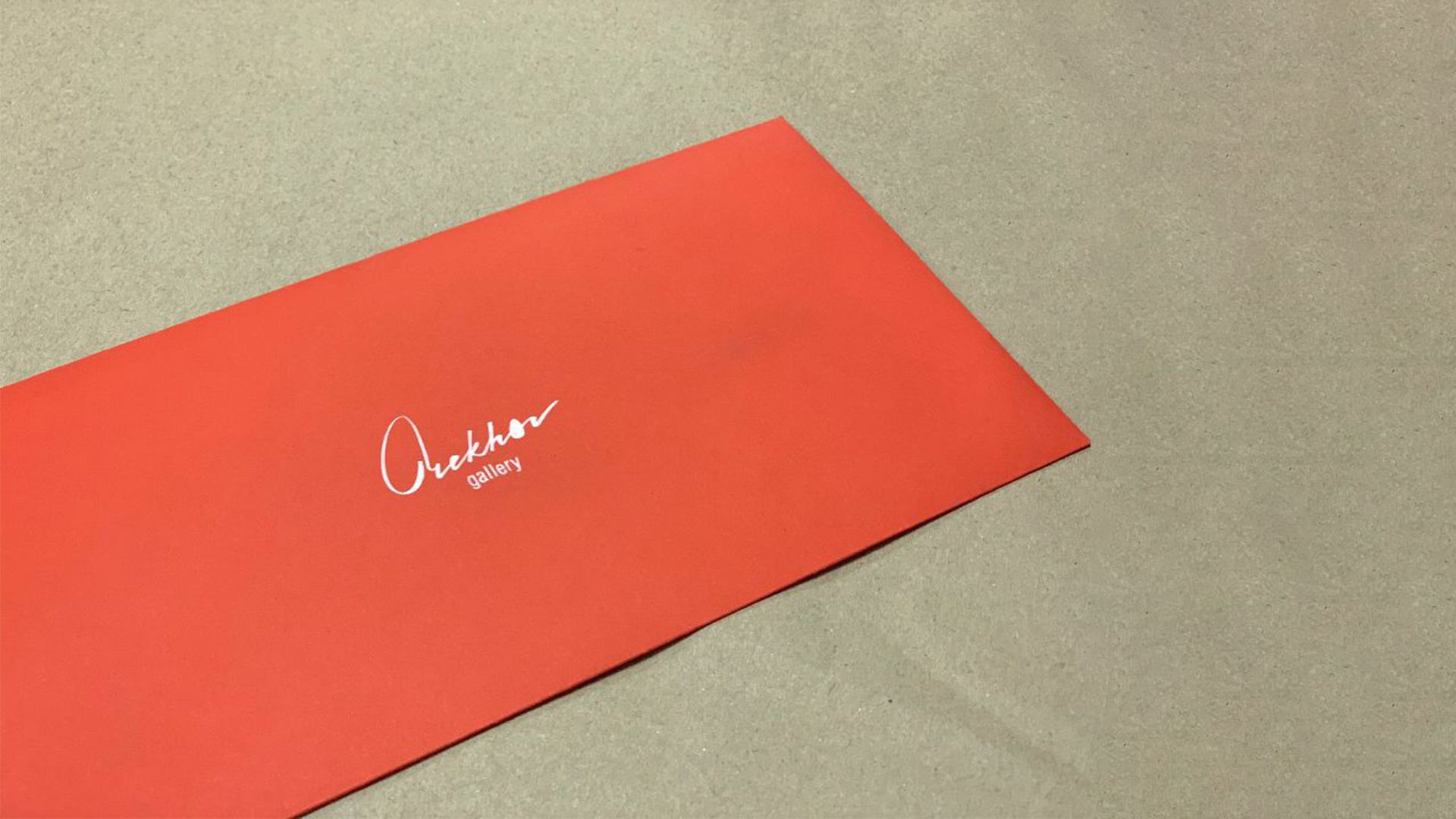 Цветной конверт с печатью белым