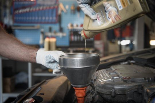 Замена масла в двигателе автомобиля в Липецке