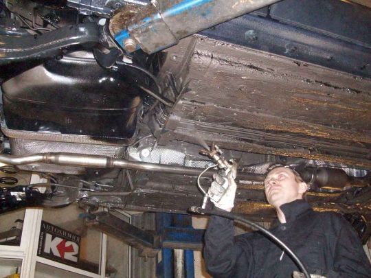 Антикоррозийная обработка днища автомобиля