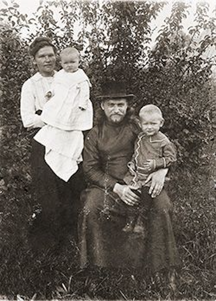 Прижизненная фотография о. Владимира и матушки Олимпиады. На руках у него старший сын Николай., у матушки - дочь Вера.