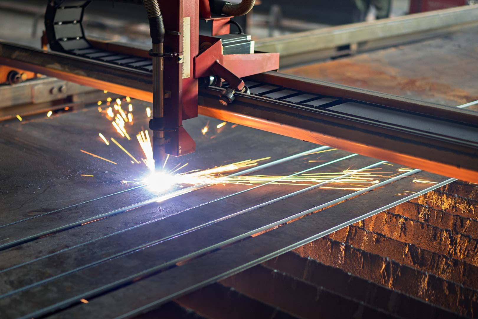 Машина термической резки балок 800 400. Резка толстого металла 25мм плазморезом. Цех плазменной резки. Резка листового проката. Электродуговая резка профильного металла.