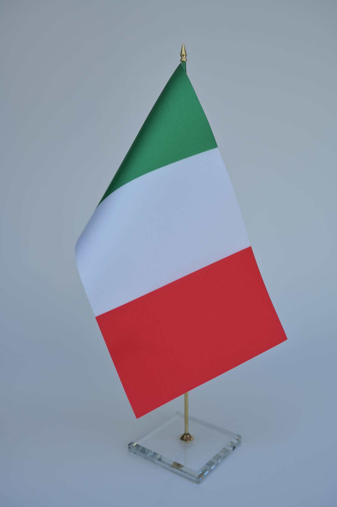 Վաճառվում է Իտալիա սեղանի դրոշը ապակու և օբսիդիան հիմքով (For sale, table flag of the Iraly with glass and obsidian base)