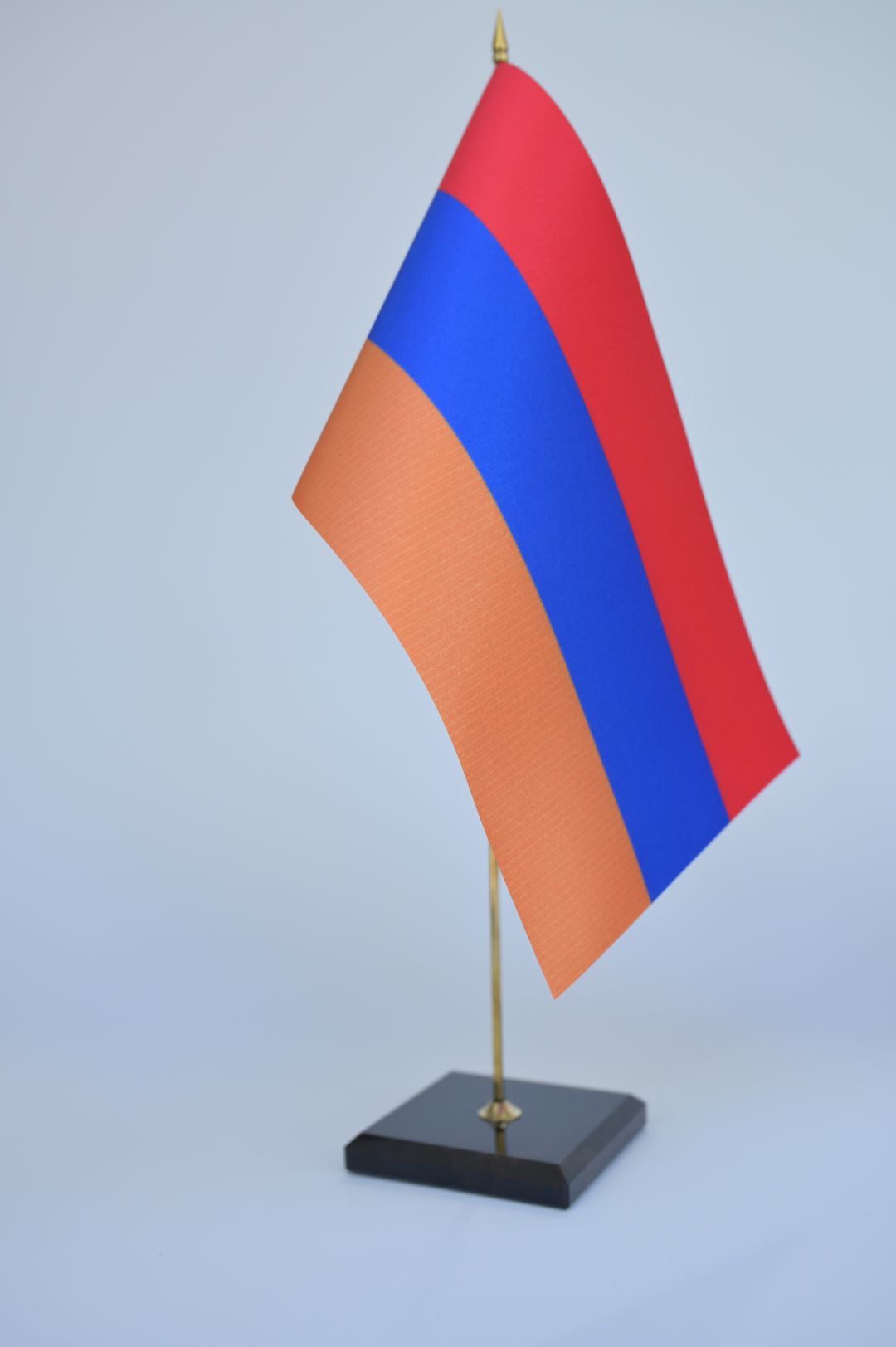 Վաճառվում է Եռագույն սեղանի դրոշը ապակու և օբսիդիան հիմքով (For sale, table flag of the Armenia with glass and obsidian base)