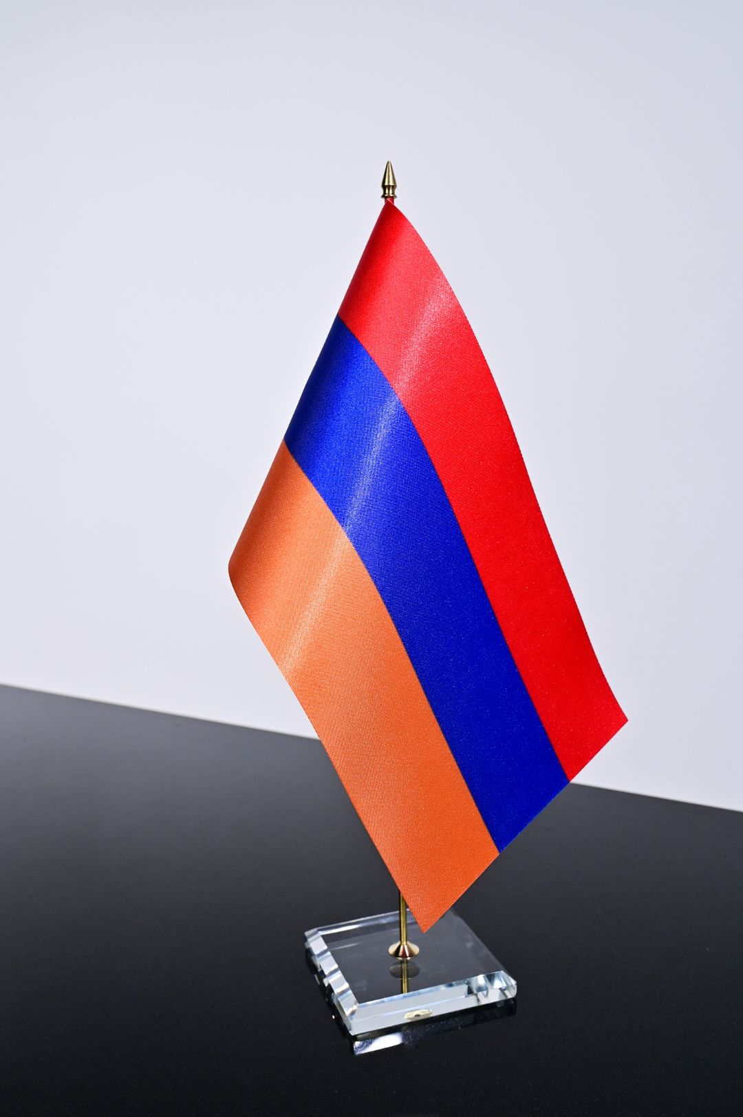 Եռագույն դրոշ (չափը 22/12 սմ)