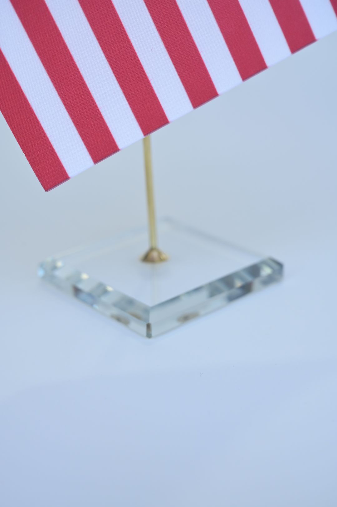 Վաճառվում է ԱՄՆ սեղանի դրոշը ապակու և օբսիդիան հիմքով (For sale, table flag of the USA with glass and obsidian base)