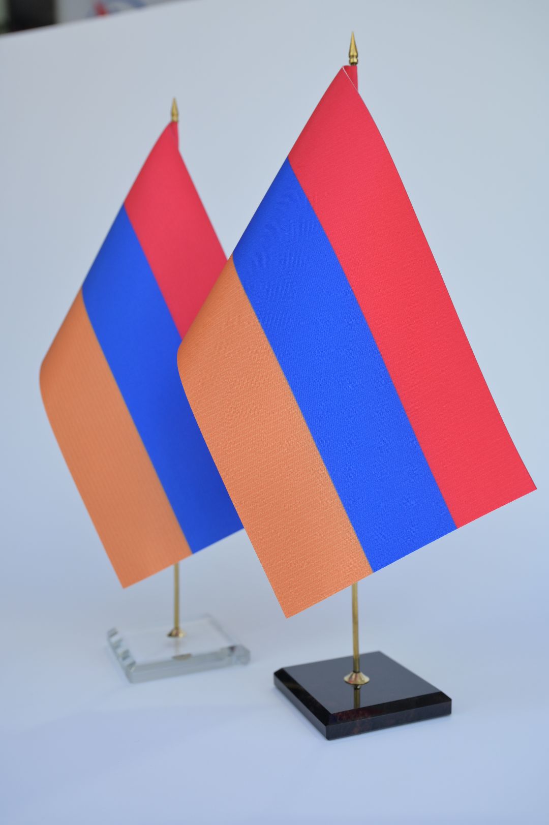 Վաճառվում է Եռագույն սեղանի դրոշը ապակու և օբսիդիան հիմքով (For sale, table flag of the Armenia with glass and obsidian base)