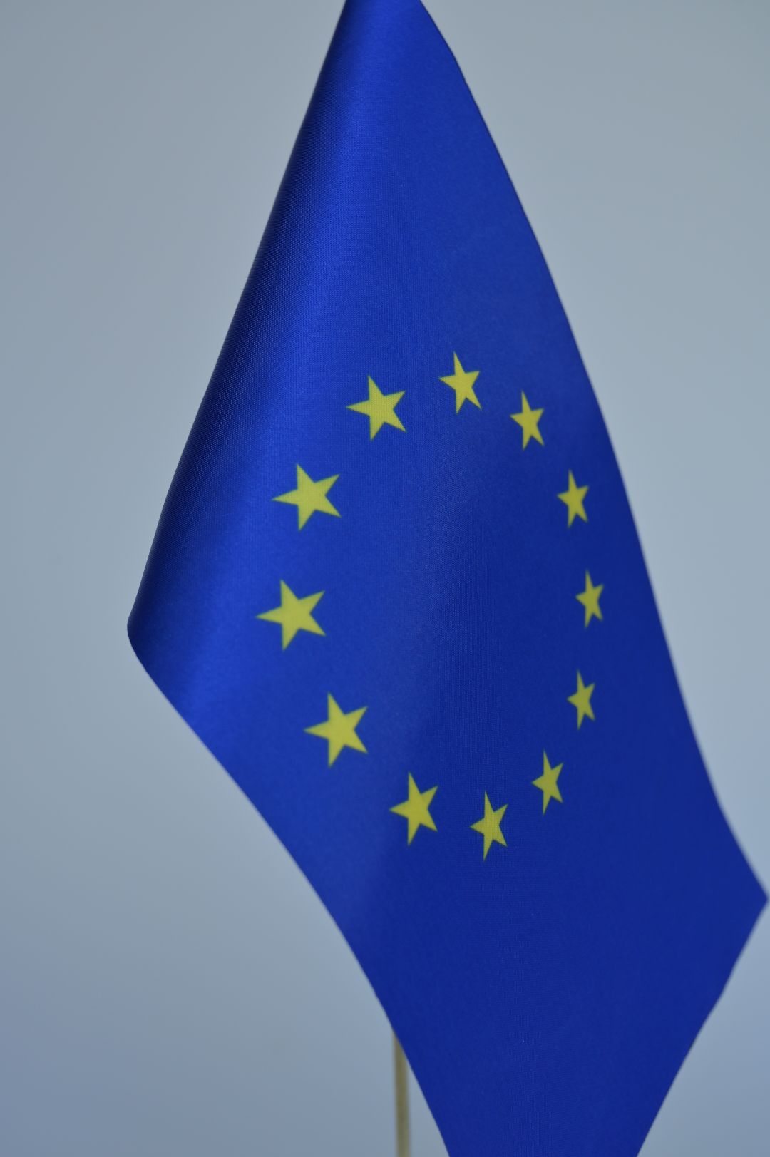 Վաճառվում է եվրոմիության սեղանի դրոշը ապակու և օբսիդիան հիմքով (For sale, table flag of the European Union with glass and obsidian base)