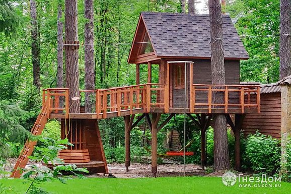 Пример игрового домика со спортивной площадкой