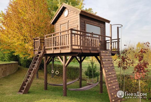 Пример детского игрового домика со скалодромом, лестницей и гамаками