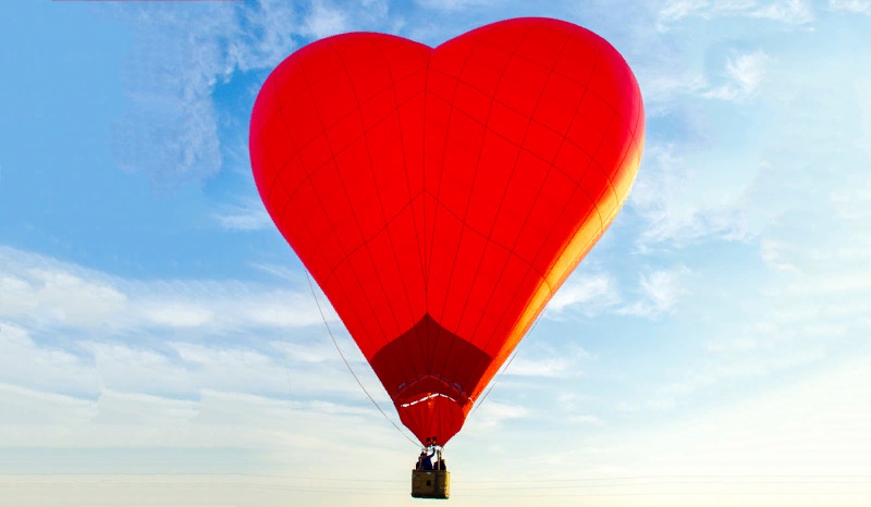 Любовный шар в небо. Железноводск воздушный шар сердце. Клипы с шариками в форме сердца. Елка на воздушном шаре клип.