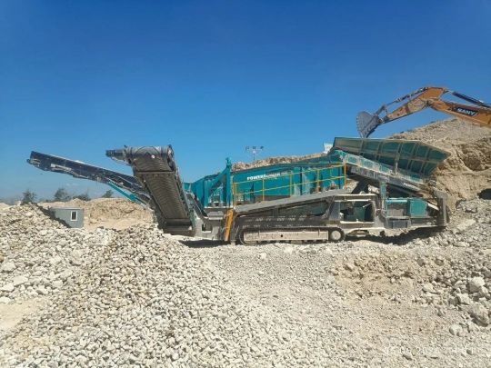 Мобильная сортировочная установка Powerscreen Warrior 2400 с двухдековым грохотом на гусеничном шасси.